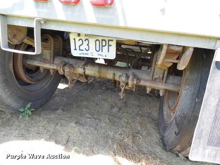 image for item DD8599 1990 Wilson DW5200 double hopper bottom grain trailer
