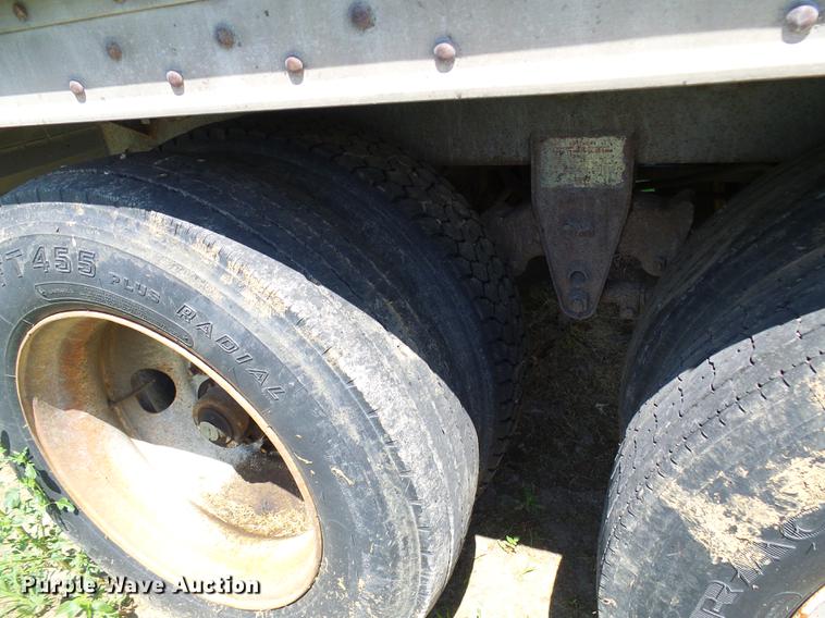 image for item DD8599 1990 Wilson DW5200 double hopper bottom grain trailer