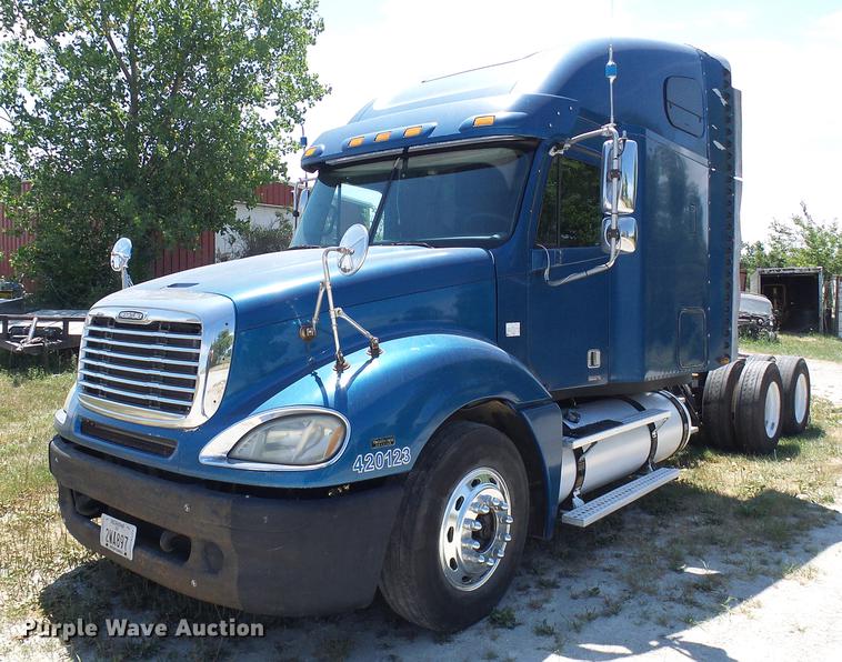 image for item DD8646 2005 Freightliner Columbia 120 semi truck