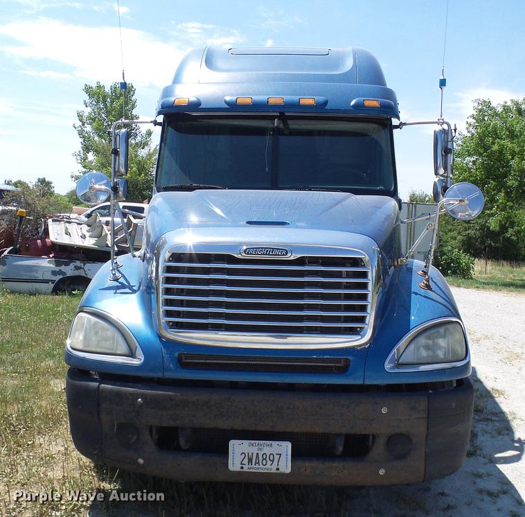 image for item DD8646 2005 Freightliner Columbia 120 semi truck