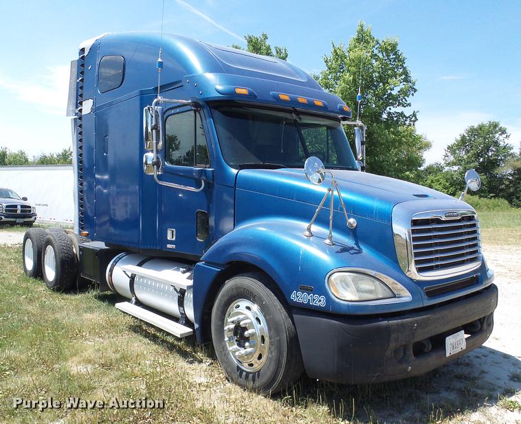 image for item DD8646 2005 Freightliner Columbia 120 semi truck