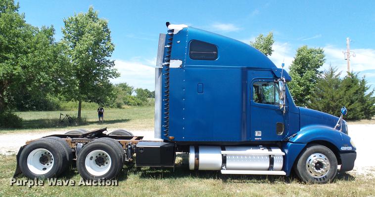 image for item DD8646 2005 Freightliner Columbia 120 semi truck