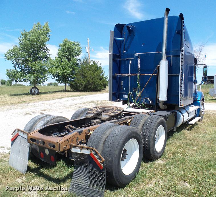 image for item DD8646 2005 Freightliner Columbia 120 semi truck