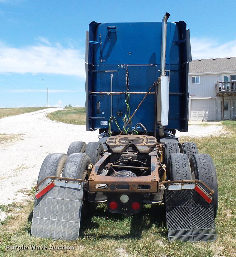 image for item DD8646 2005 Freightliner Columbia 120 semi truck