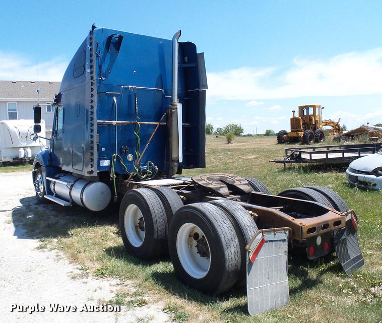 image for item DD8646 2005 Freightliner Columbia 120 semi truck