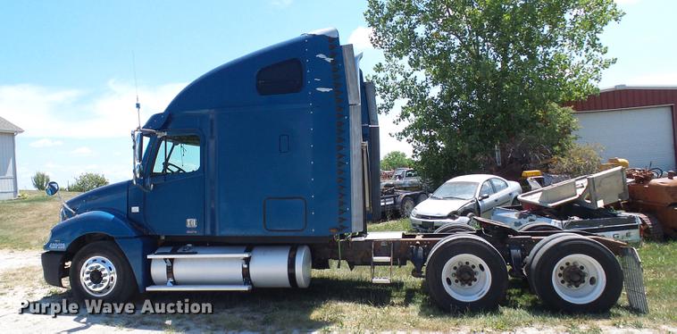image for item DD8646 2005 Freightliner Columbia 120 semi truck
