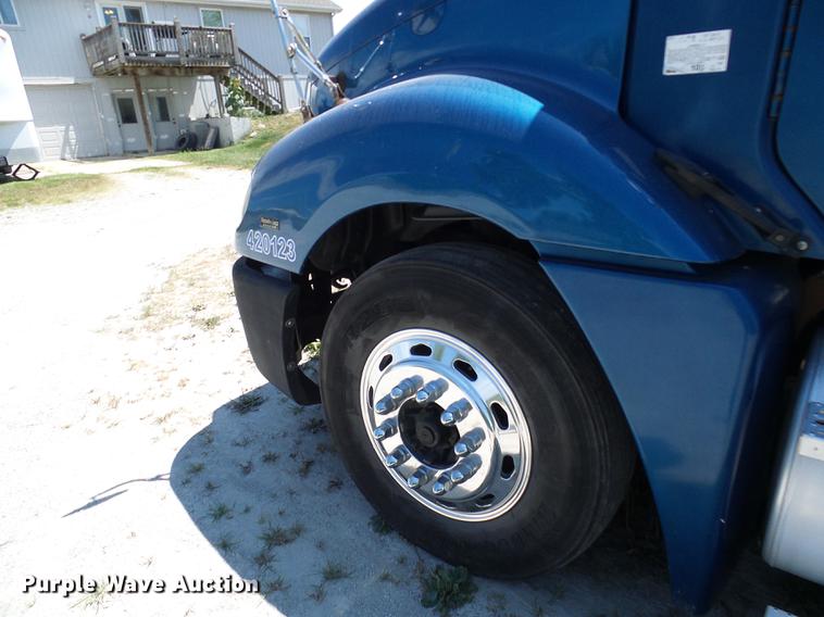 image for item DD8646 2005 Freightliner Columbia 120 semi truck