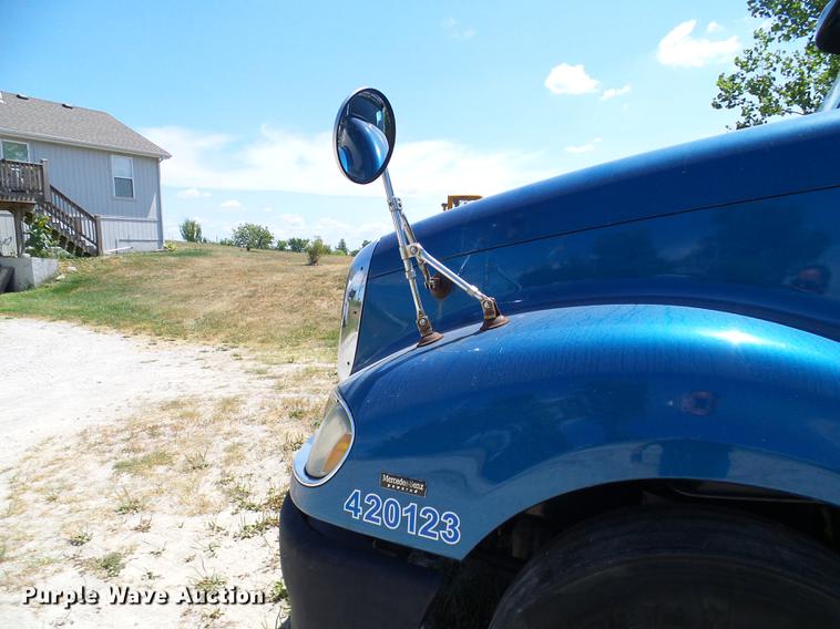 image for item DD8646 2005 Freightliner Columbia 120 semi truck