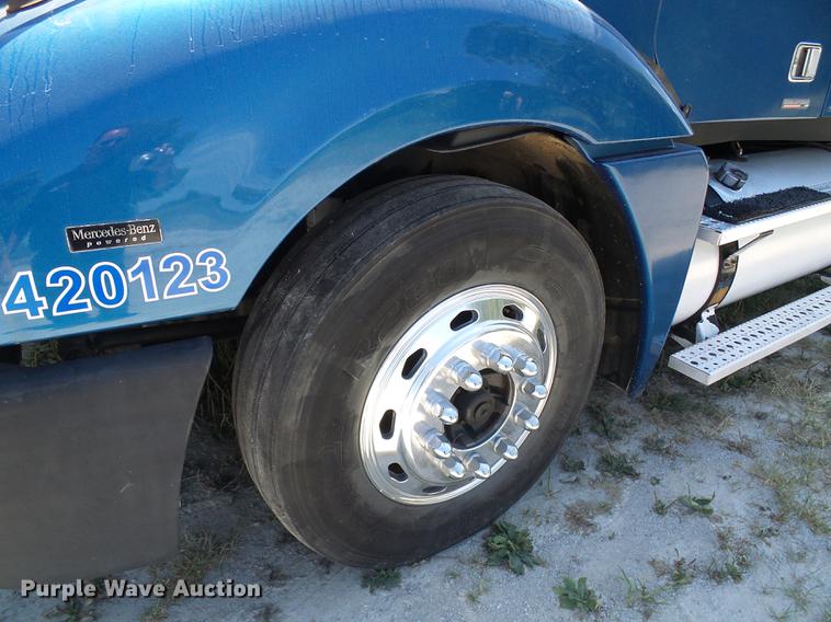 image for item DD8646 2005 Freightliner Columbia 120 semi truck