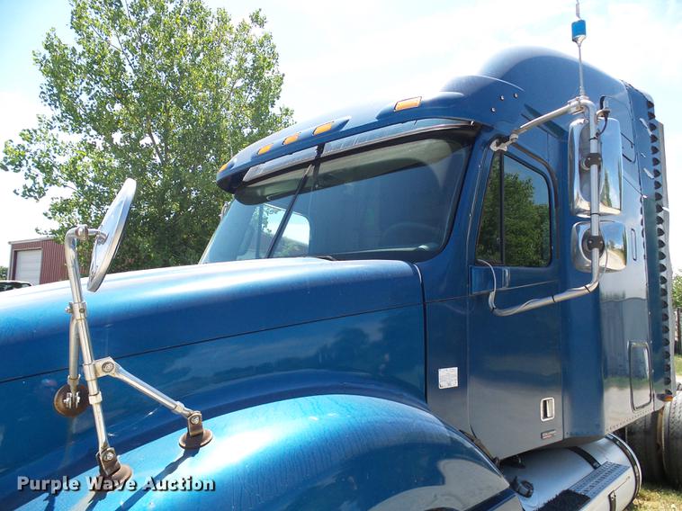 image for item DD8646 2005 Freightliner Columbia 120 semi truck