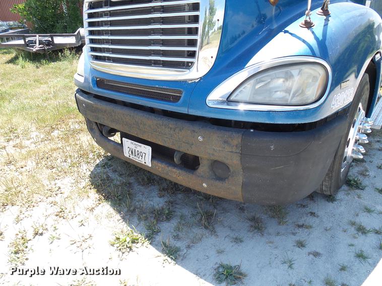 image for item DD8646 2005 Freightliner Columbia 120 semi truck