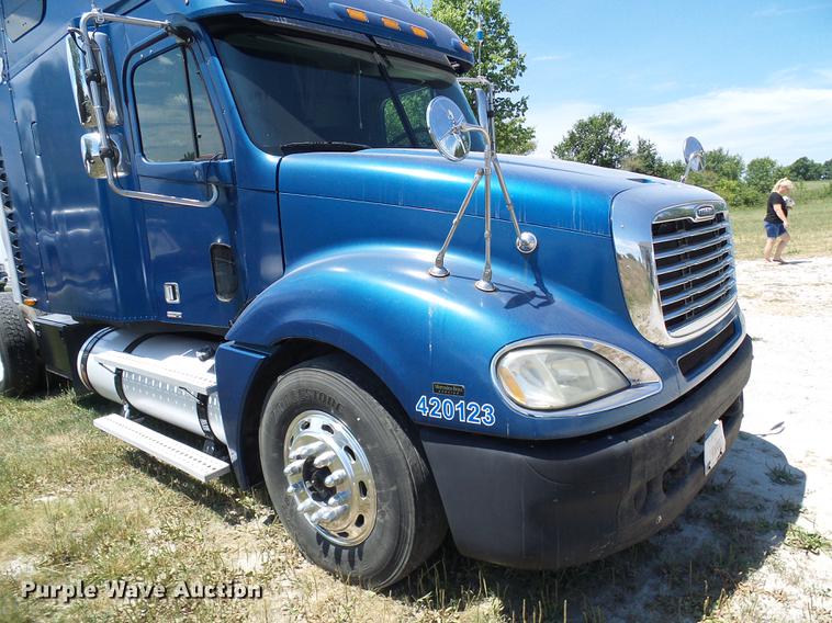 image for item DD8646 2005 Freightliner Columbia 120 semi truck