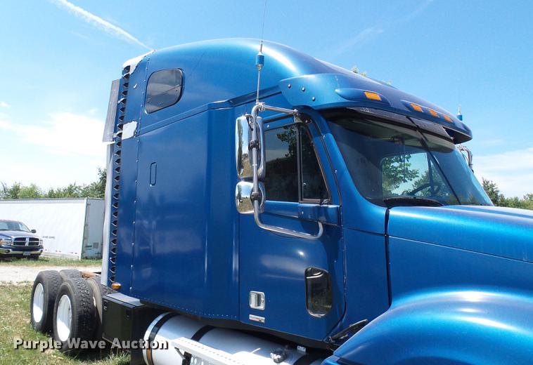 image for item DD8646 2005 Freightliner Columbia 120 semi truck