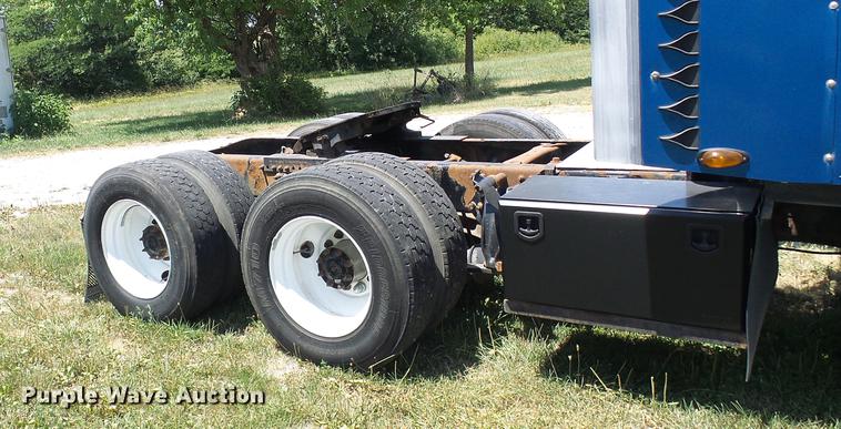 image for item DD8646 2005 Freightliner Columbia 120 semi truck