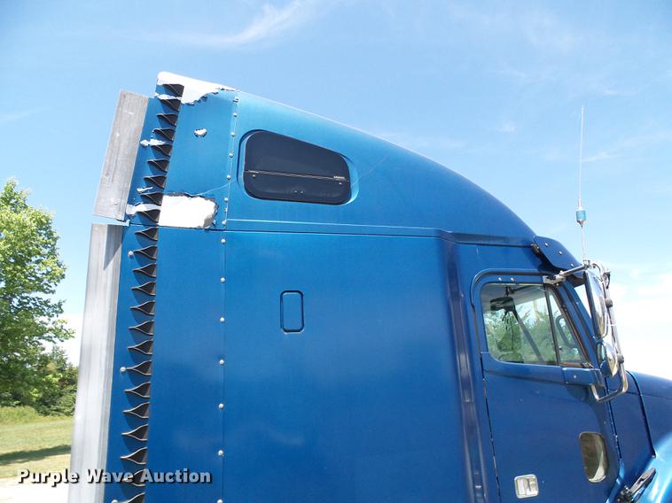 image for item DD8646 2005 Freightliner Columbia 120 semi truck