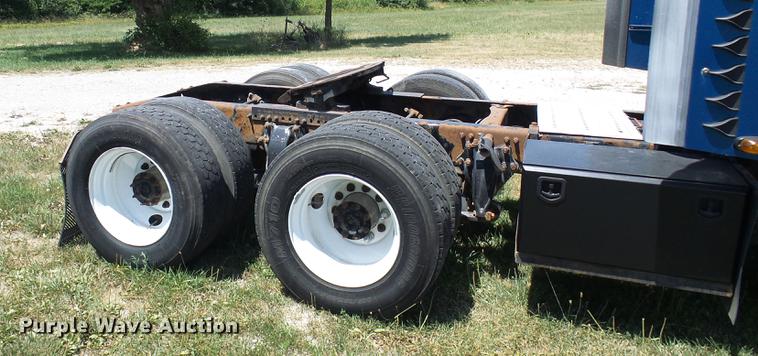 image for item DD8646 2005 Freightliner Columbia 120 semi truck