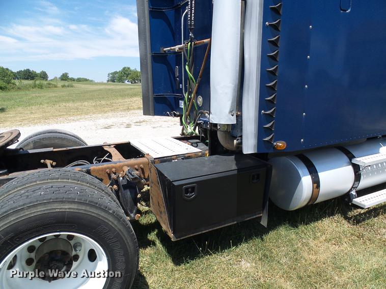 image for item DD8646 2005 Freightliner Columbia 120 semi truck