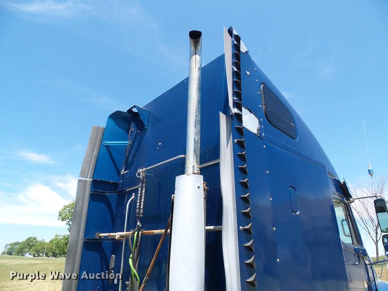 image for item DD8646 2005 Freightliner Columbia 120 semi truck