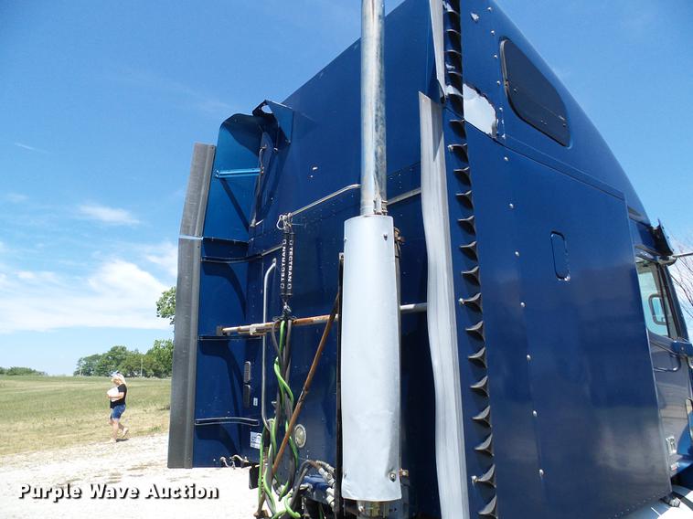 image for item DD8646 2005 Freightliner Columbia 120 semi truck