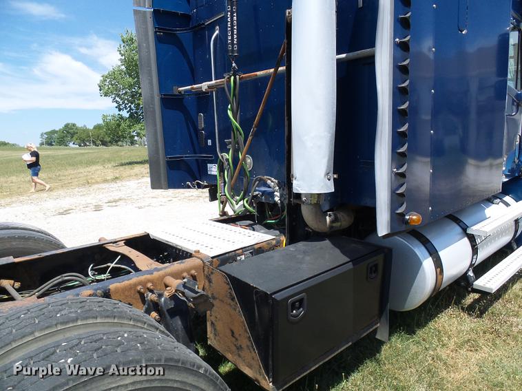 image for item DD8646 2005 Freightliner Columbia 120 semi truck