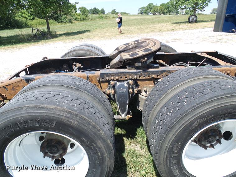 image for item DD8646 2005 Freightliner Columbia 120 semi truck