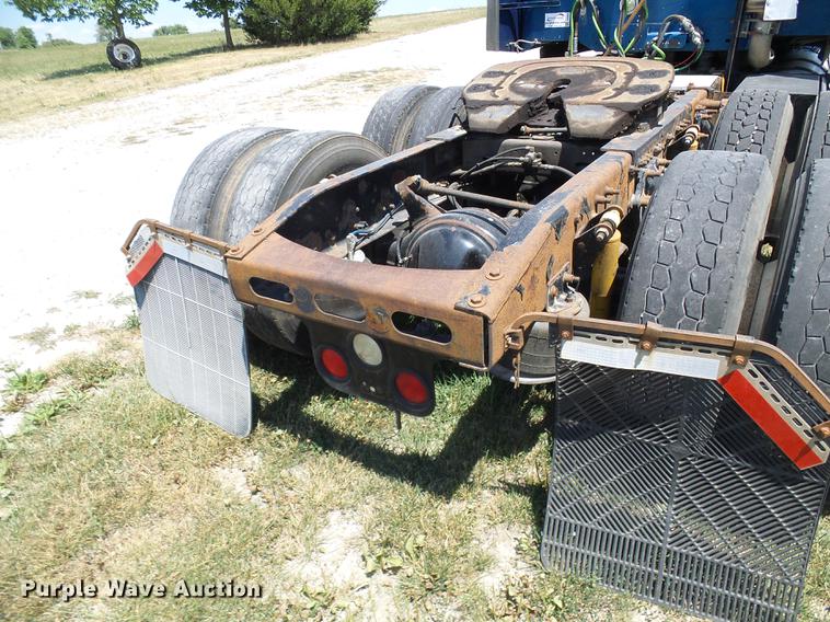image for item DD8646 2005 Freightliner Columbia 120 semi truck