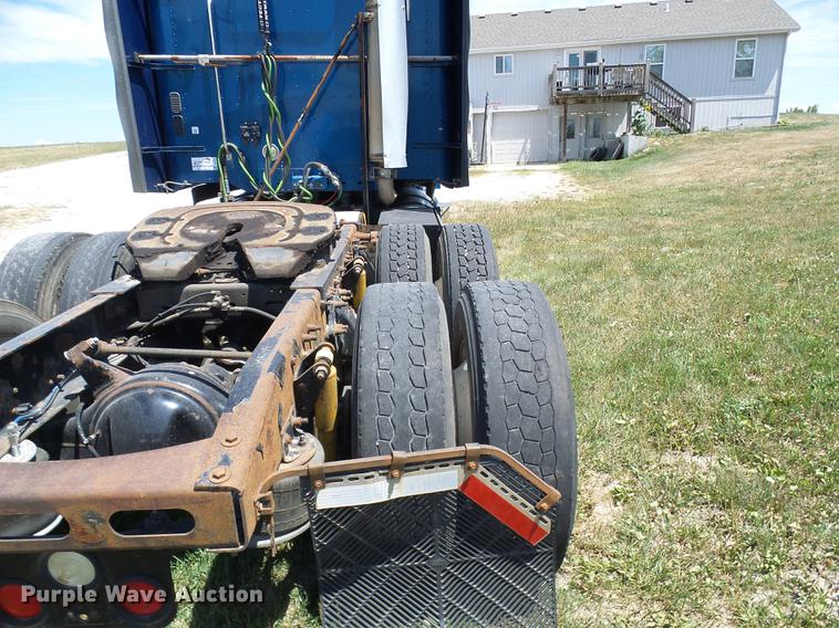 image for item DD8646 2005 Freightliner Columbia 120 semi truck