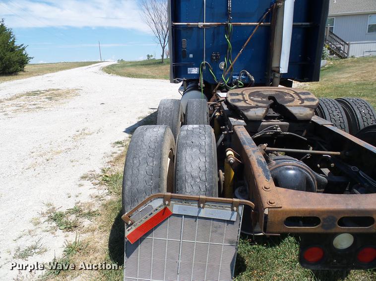 image for item DD8646 2005 Freightliner Columbia 120 semi truck