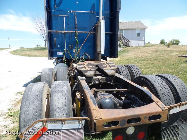 image for item DD8646 2005 Freightliner Columbia 120 semi truck