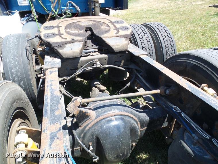 image for item DD8646 2005 Freightliner Columbia 120 semi truck