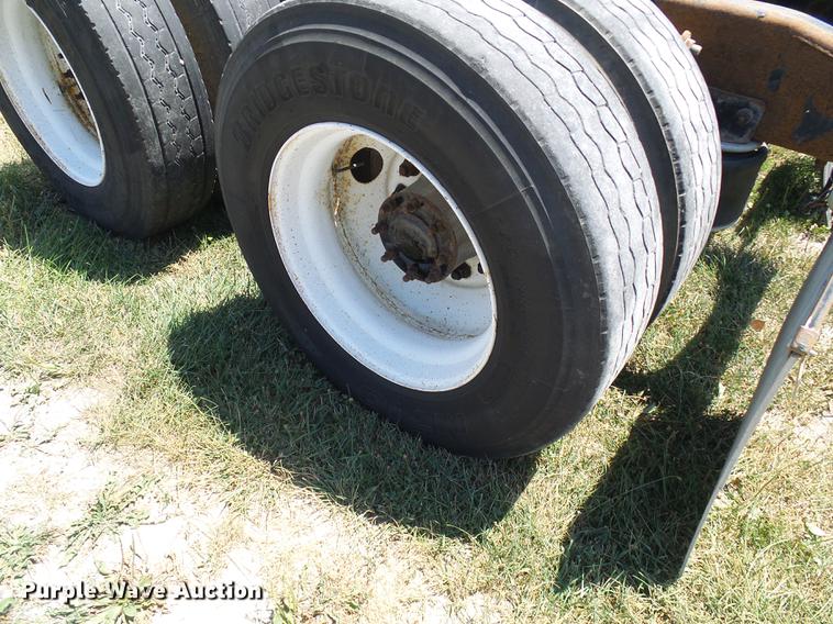 image for item DD8646 2005 Freightliner Columbia 120 semi truck