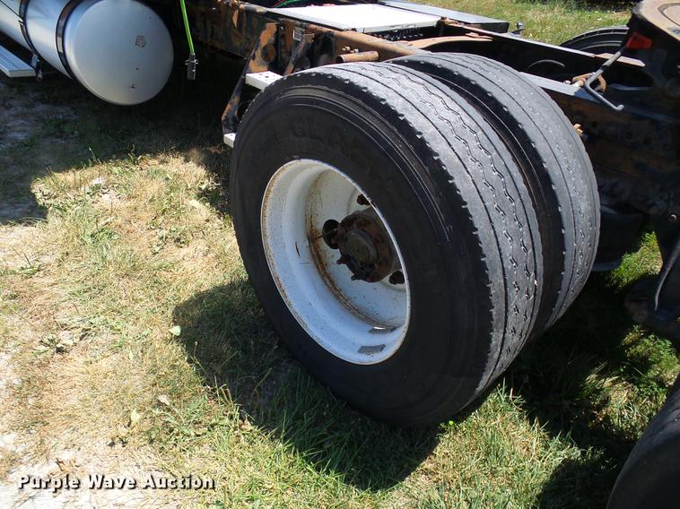 image for item DD8646 2005 Freightliner Columbia 120 semi truck