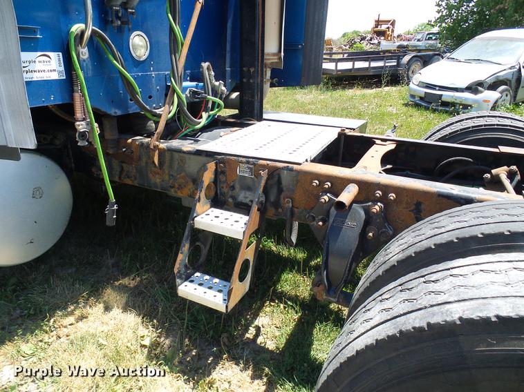 image for item DD8646 2005 Freightliner Columbia 120 semi truck