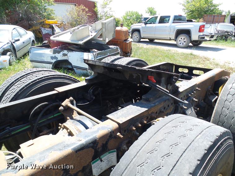 image for item DD8646 2005 Freightliner Columbia 120 semi truck