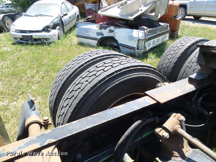 image for item DD8646 2005 Freightliner Columbia 120 semi truck