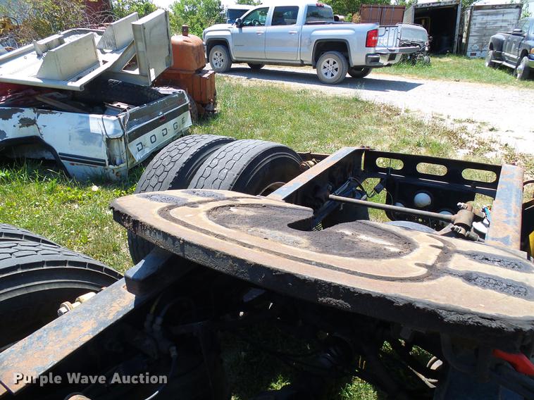 image for item DD8646 2005 Freightliner Columbia 120 semi truck