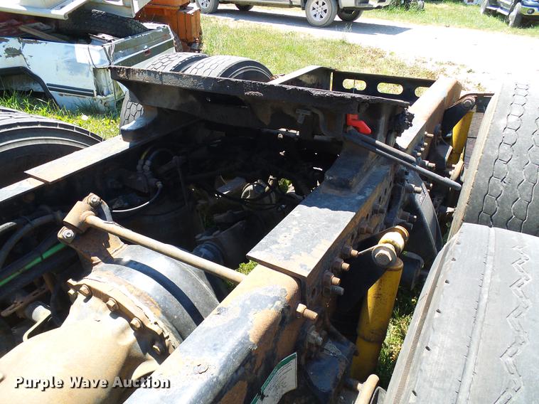 image for item DD8646 2005 Freightliner Columbia 120 semi truck