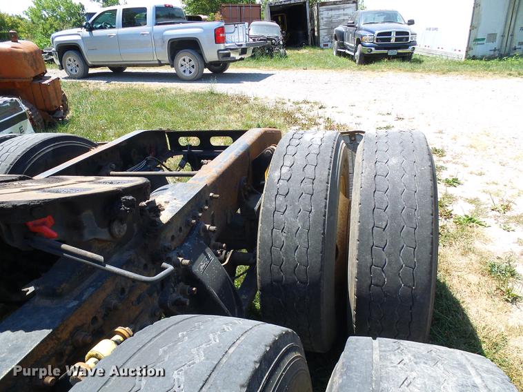 image for item DD8646 2005 Freightliner Columbia 120 semi truck