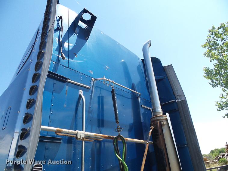 image for item DD8646 2005 Freightliner Columbia 120 semi truck