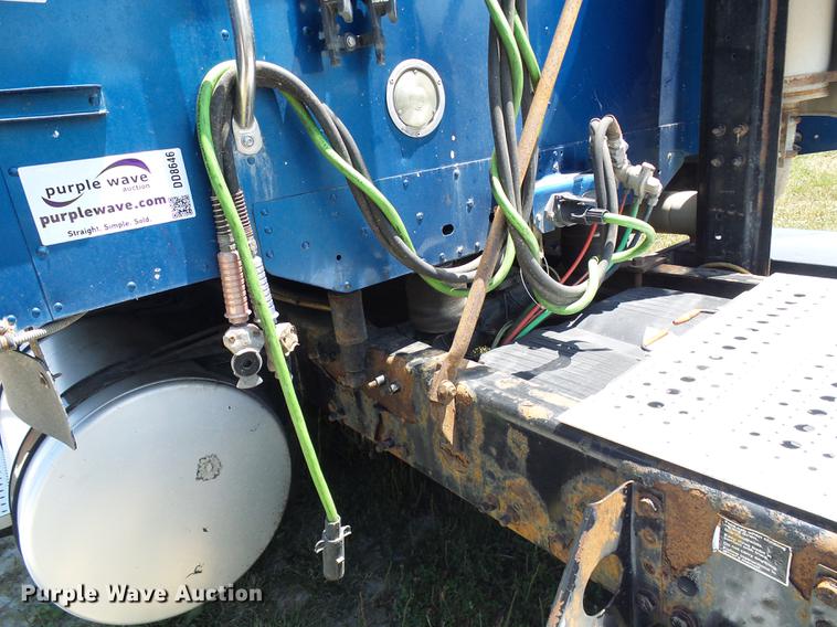 image for item DD8646 2005 Freightliner Columbia 120 semi truck