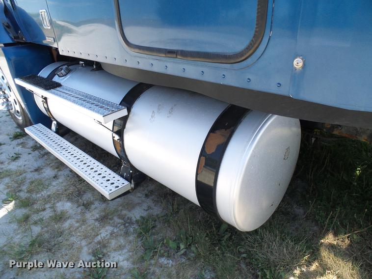 image for item DD8646 2005 Freightliner Columbia 120 semi truck