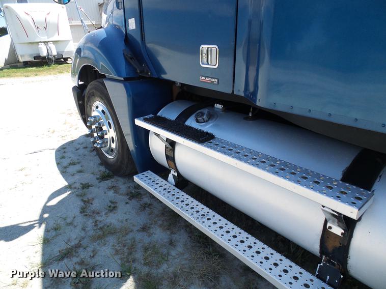 image for item DD8646 2005 Freightliner Columbia 120 semi truck