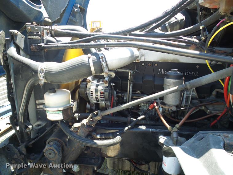 image for item DD8646 2005 Freightliner Columbia 120 semi truck