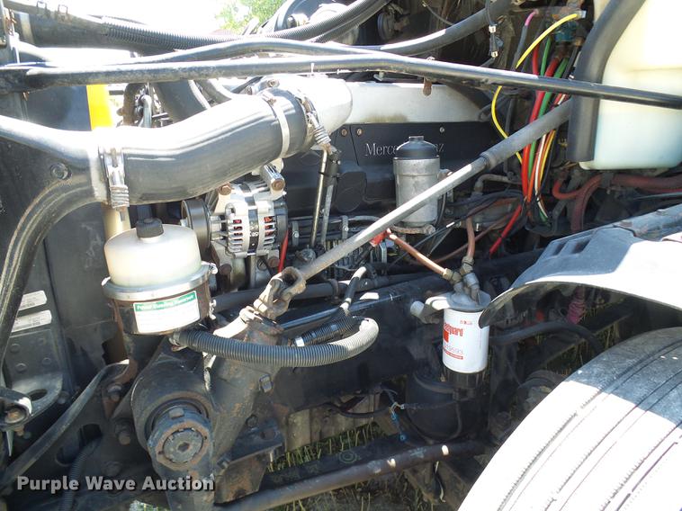 image for item DD8646 2005 Freightliner Columbia 120 semi truck