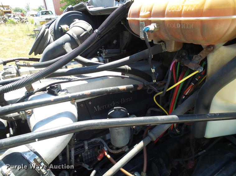 image for item DD8646 2005 Freightliner Columbia 120 semi truck