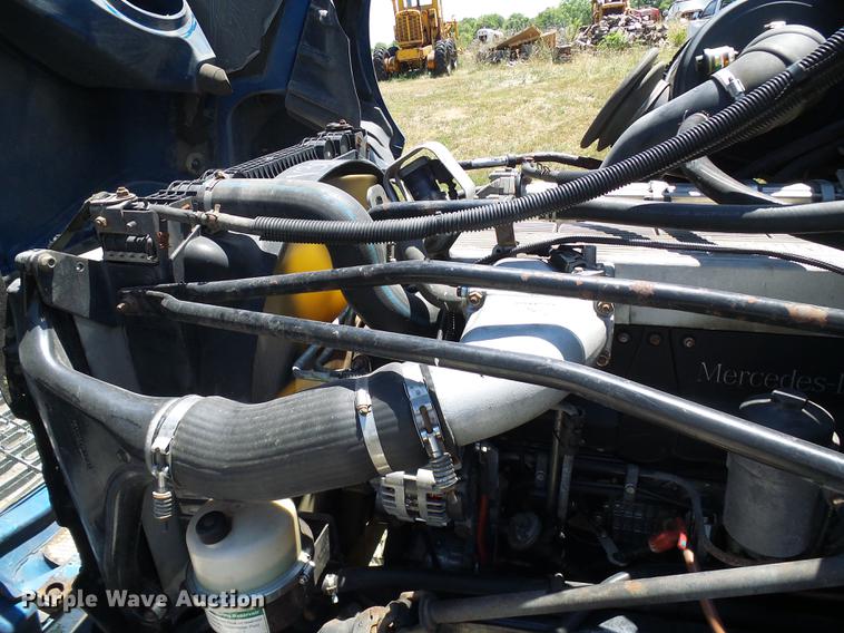 image for item DD8646 2005 Freightliner Columbia 120 semi truck