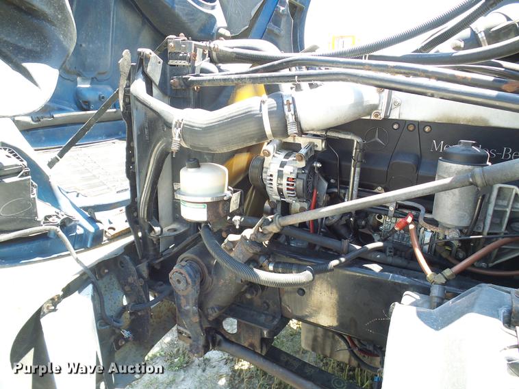 image for item DD8646 2005 Freightliner Columbia 120 semi truck