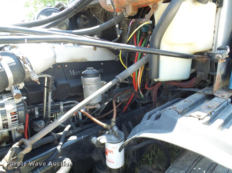 image for item DD8646 2005 Freightliner Columbia 120 semi truck