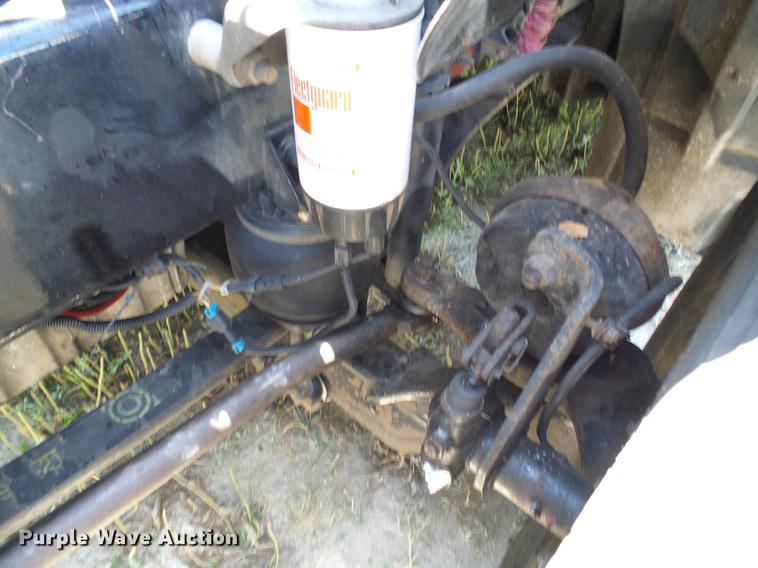 image for item DD8646 2005 Freightliner Columbia 120 semi truck