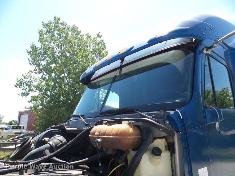 image for item DD8646 2005 Freightliner Columbia 120 semi truck